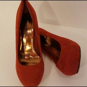 Breckelles burnt orange suede like feel heels sz 7